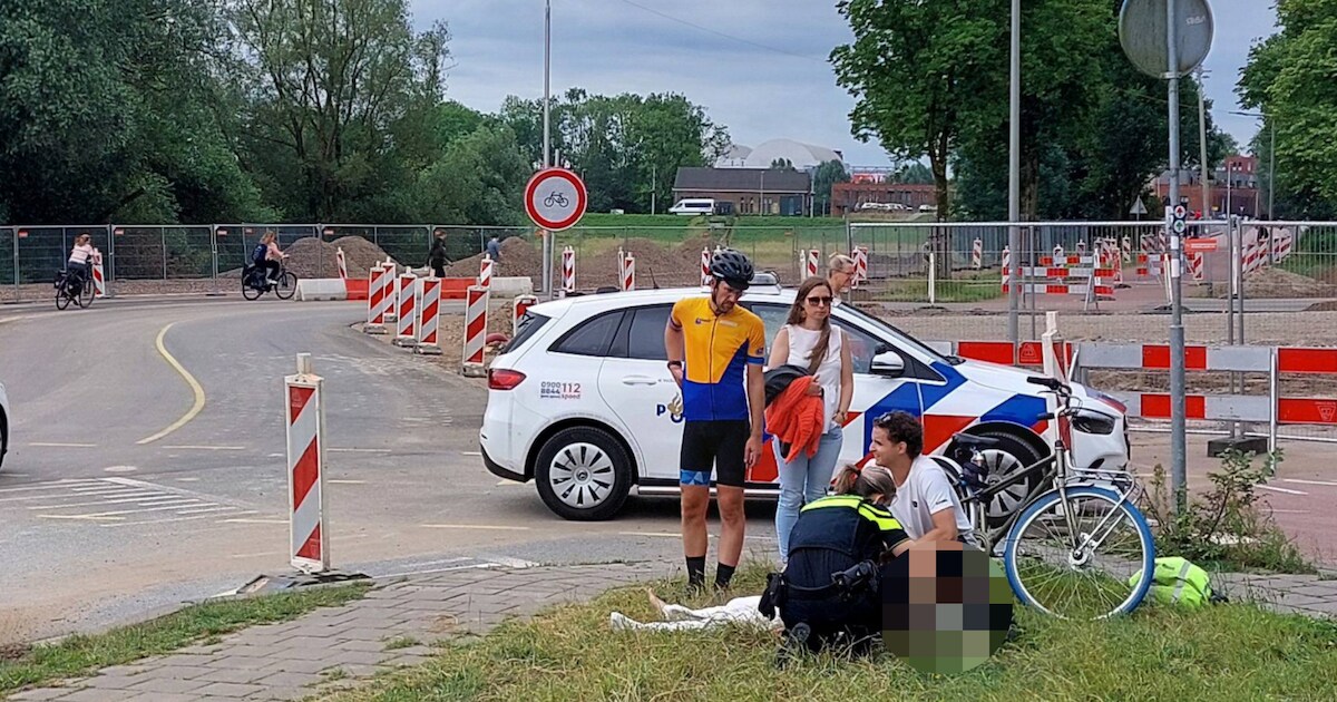 Fietser gewond bij aanrijding door automobilist op dijk in Arnhem.