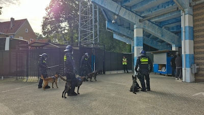 Stewards gewond na ongeregeldheden bij De Graafschap-FC Den Bosch; ambulance komt naar stadion