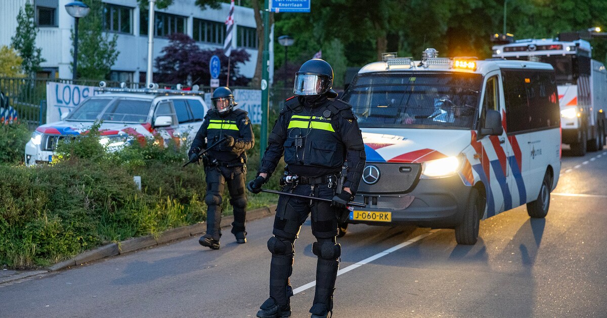Vier aanhoudingen bij demonstratie in Loosdrecht, politie zet waterkanon in