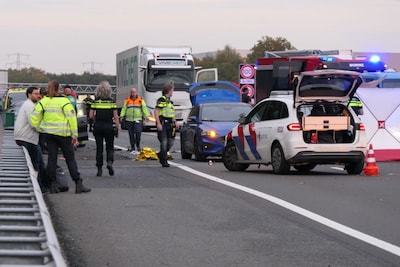 Dode en drie gewonden bij zwaar ongeval op A35 bij Almelo, weg nog lange tijd dicht