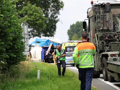 Meerdere vrachtwagens betrokken bij ernstige aanrijding op N36; drie chauffeurs uit cabine bevrijd