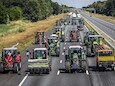 Pantservoertuigen van Marechaussee naar Schiphol, hard ingrijpen tegen boeren die luchthaven willen blokkeren