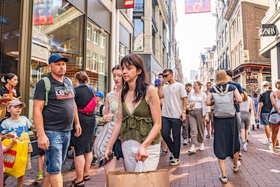 Weg met de rolkoffer, plek voor de starter: ‘Maak van Amsterdamse hotels weer woningen’