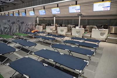 Weer veel vluchten geschrapt op Schiphol, honderden veldbedjes neergezet voor gestrande reizigers