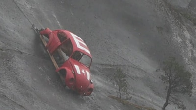 Volkswagen Kever bungelt aan enorme granietberg boven Canadese snelweg: ‘Hoe kregen ze die boven?’