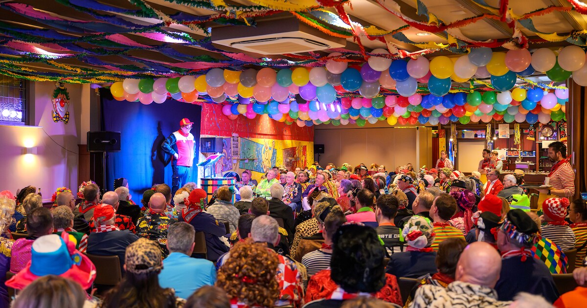 Tonpraters zorgen voor volle bak in Wouw: van pakketbezorger tot ‘Oraokel van Pap’