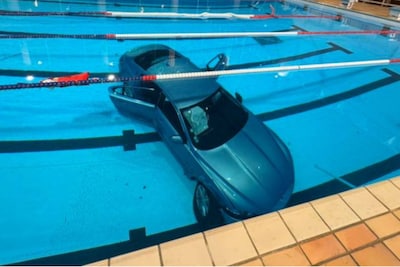 Franse vrouw rijdt met dochtertje op achterbank door raam en belandt in gemeentelijk zwembad