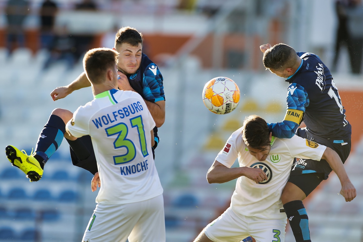 Matus Bero (l) in duel met Robin Knoche van VfL Wolfsburg.