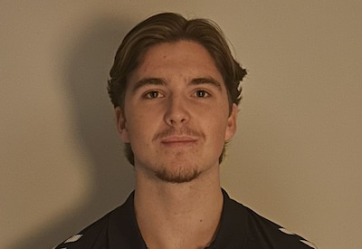 Keeper Bas (21) krijgt de bal tegen zijn rug en is plots de held van zijn voetbalteam