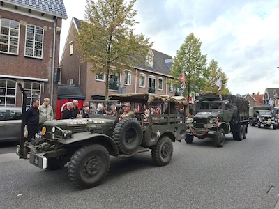 Groesbeek loopt uit voor herdenkingsparade vol historische voertuigen, zelfs vanuit Amerika is er be