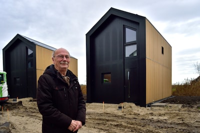 Henry wil in zijn nieuwe tiny house wonen, maar heeft na een jaar nog steeds geen stroom: ‘Heel vreemd’