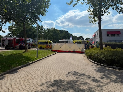 Fatbiker raakt bekneld na botsing met veegwagen, traumahelikopter opgeroepen