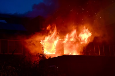 Dode gevonden na zeer grote woningbrand in Zwaag, omliggende huizen nog ontruimd