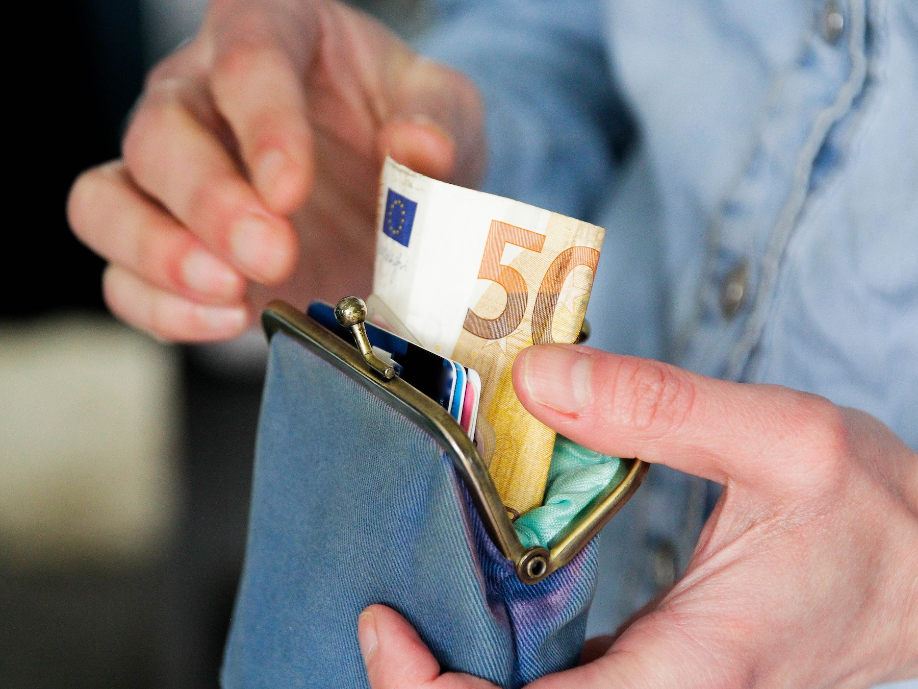 André verliest deel inkomen, maar moet evenveel aan ex blijven betalen: hoe werkt alimentatie?