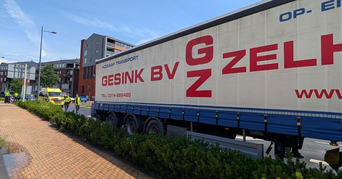 Fietser gewond afgevoerd na botsing met vrachtwagen op Ruimzichtlaan in Doetinchem