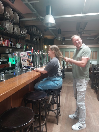 Vaders leren vlechten bij Papas Paardenstaart Pub in Achterhoek