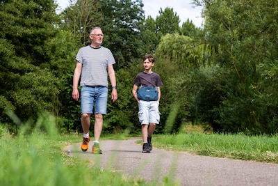 Boaz (11) is bijna blind en wandelt Vierdaagse voor zijn klasgenoten: ‘Wat een pokkeneind, dacht ik eerst’