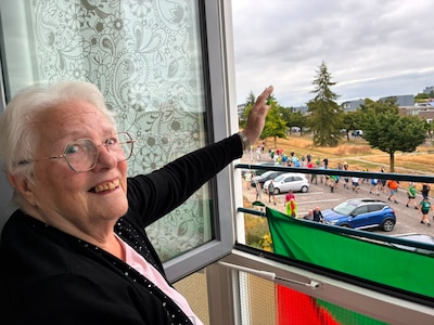Vierdaagselopers rekenen op zwaai-oma Elly (85): ‘Ik zit hier vanaf 05.00 uur, tot de laatste deelne