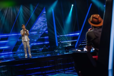 Tristan (18) krijgt met gemak alle stoelen om: ‘Zit ik hier naar de winnaar van The Voice te kijken?’