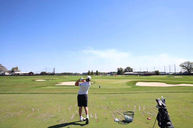 Stijn Egging test de golfbaan van de University of Illinois. 