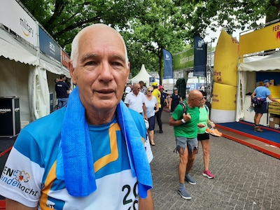 Klaas de Vries krijgt Zilveren Waalbrugspeld voor jarenlange inzet bij wandelclub WIOS’81