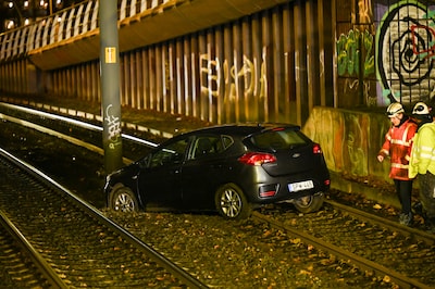 Auto strandt door verkeerde afslag op trambaan