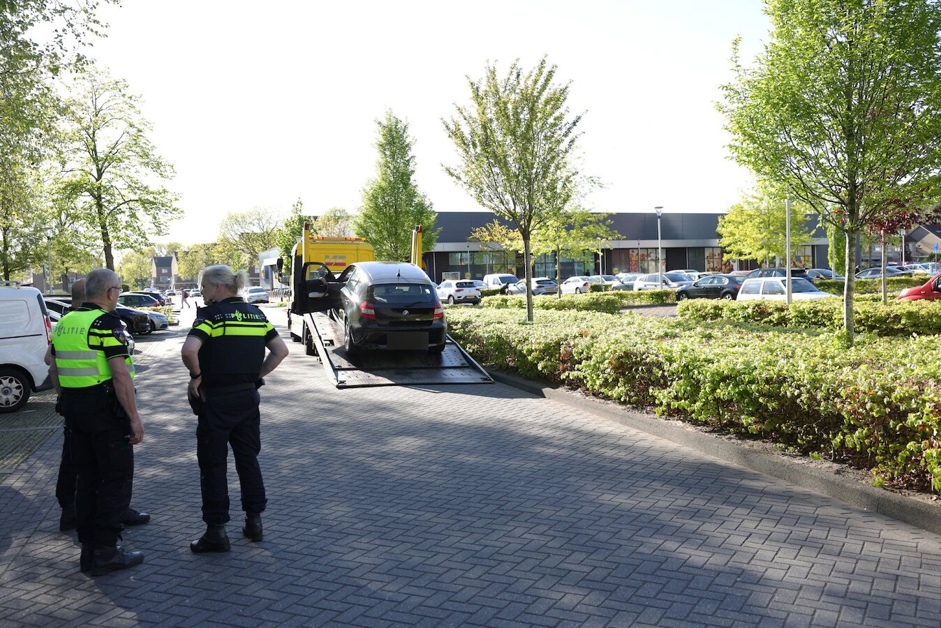Vrouw met belastingschuld gebruikt geweld tegen agenten in Waalwijk ...