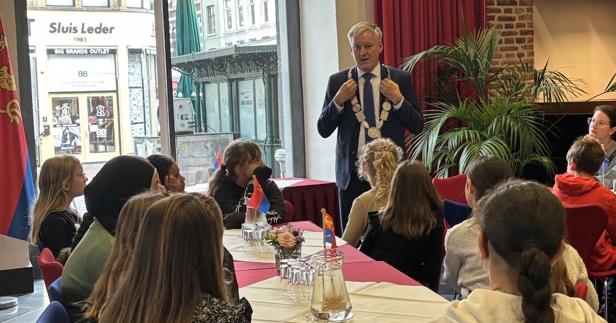 Burgemeester ontbijt met leerlingen van Basisschool Groeneveld in Venlo