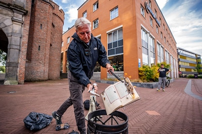 Pegida-voorman Edwin Wagensveld verbrandt opnieuw koran in Arnhem, veel tegendemonstranten op de bee