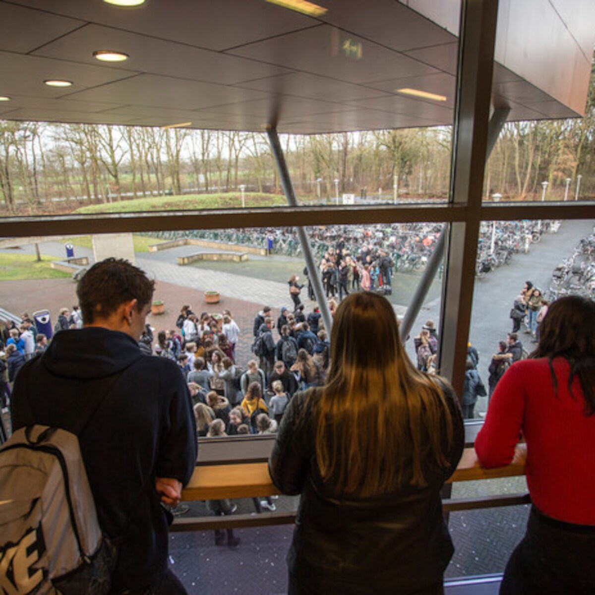 Massaal protest tegen schorsing docent die porno keek in de klas |  Binnenland | gelderlander.nl