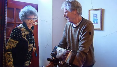 B&B vol liefde-Joop verklapt: ‘Crew moedigde mij aan om mijn koffiezetapparaat mee te nemen’