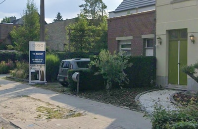 Belgische makelaar leidt mogelijke koper rond in pand, dan ontdekt hij ineens een lichaam in de tuin