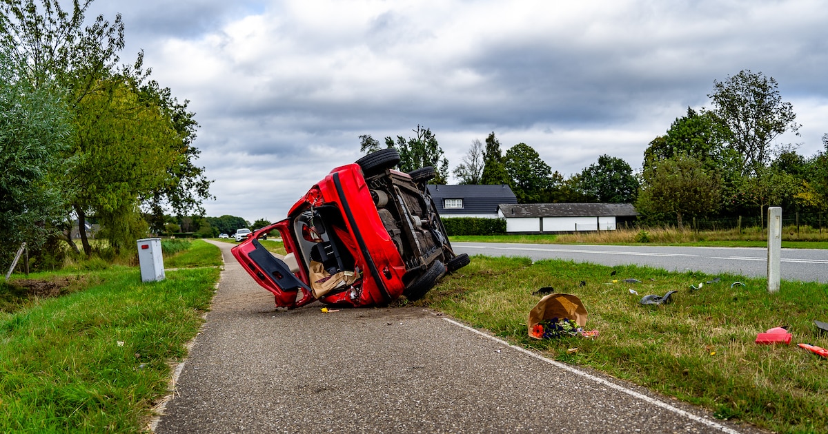 Auto over de kop geslagen na botsing met bestelbus in Heumen.