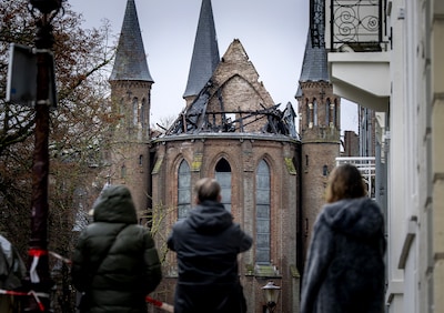 Monumentale Vondelkerk in Amsterdam verwoest door brand, politie doet onderzoek naar oorzaak