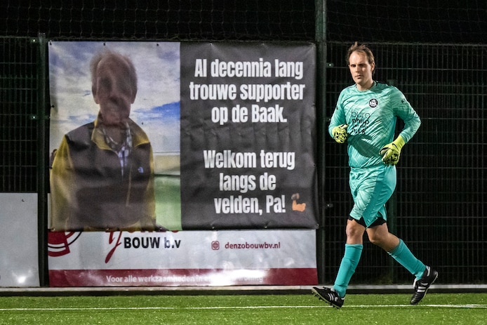 ‘Welkom terug langs de velden, pa’: doelman eert zijn vader en blinkt ...