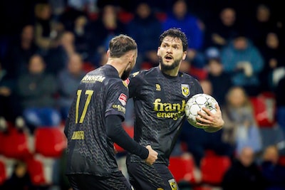 Vitesse ontsnapt in Helmond en pakt punt dankzij late gelijkmaker