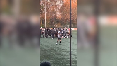 KIJK | Voetbalderby loopt uit de hand: vechtpartij op het veld