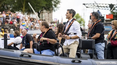 Premier Jetten op bootje bij Canal Parade: ‘Liefde is liefde, wees lekker jezelf’