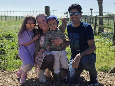 Kleine Alex (3) vecht tegen agressieve kanker, zijn zusje Angelina rent met zijn sondevoeding naast hem mee