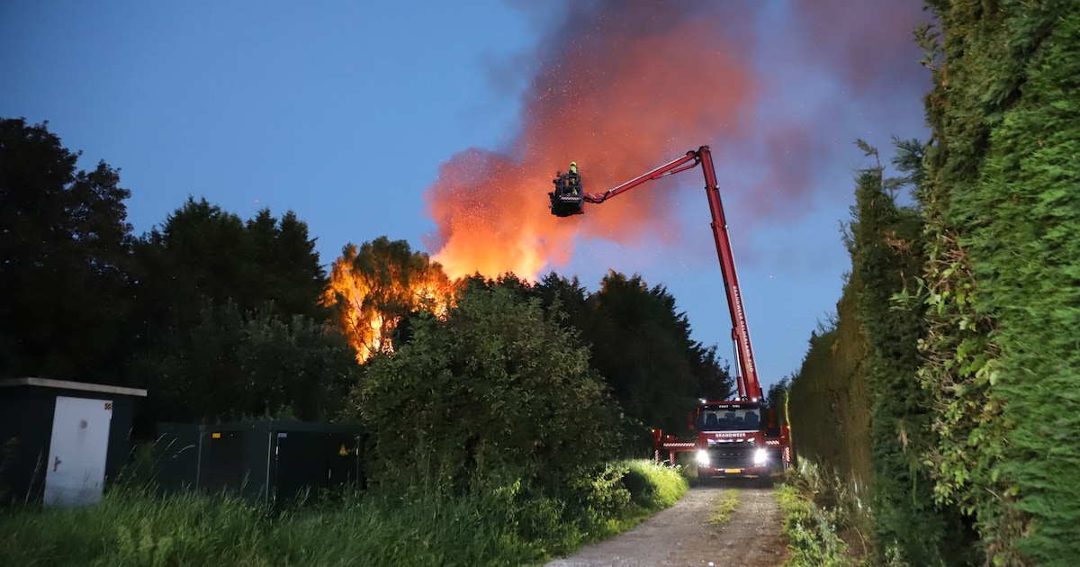 Metershoge vlammen bij uitslaande woningbrand in Kapel-Avezaath