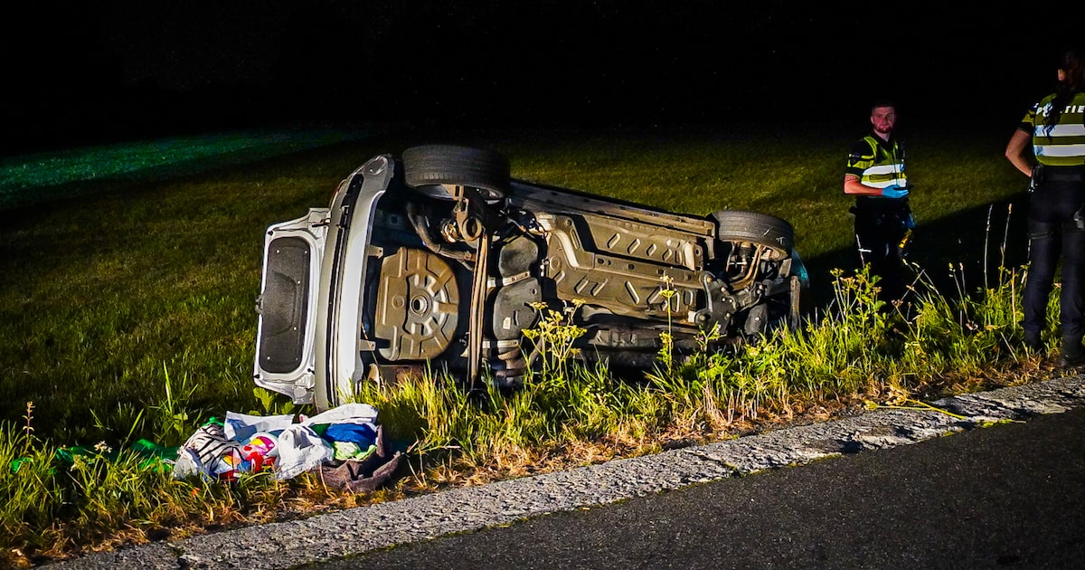 Auto belandt in droge sloot aan Blokhuizersteeg in Nijkerk
