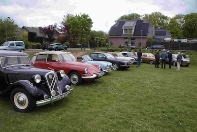 Oldtimers rijden voorjaarstocht door Land van Maas en Waal