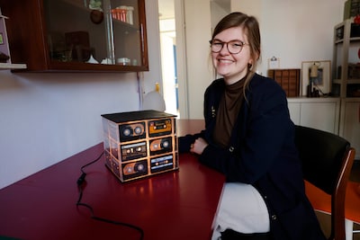 Hadewych zit thuis met een burn-out tussen veertien lampen van de kringloop, dat zet haar aan het denken