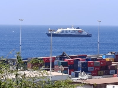 Cruiseschip Hondius vaart na Tenerife door naar Nederlandse haven om te desinfecteren