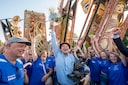 Dolle vreugde bij de winnende wagen uit Geldermalsen: zij winnen de 2024-editie van het beroemde Fruitcorso in Tiel.
