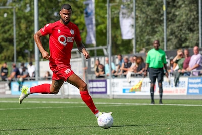 KIJK! Heerlijke voetbalhumor bij MASV: boomlange aanvoerder rijdt rondjes over de parkeerplaats in d