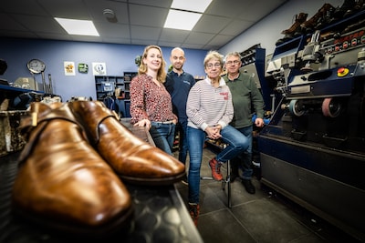 Zoon Lars neemt 165 jaar oude schoenmakerij in Elst over van ouders: ‘Sneakers zijn óók te repareren!’