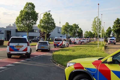 Dode en gewonden na steekpartij in Heerhugowaard, arrestatieteam omsingelde bedrijfspand