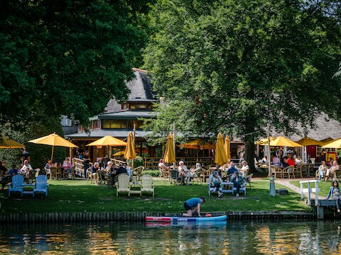 Een vol terras bij het Theehuis in Amelisweerd. 