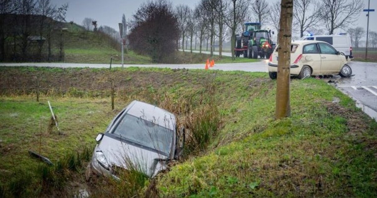2 automobilisten gewond door frontale botsing Altforst